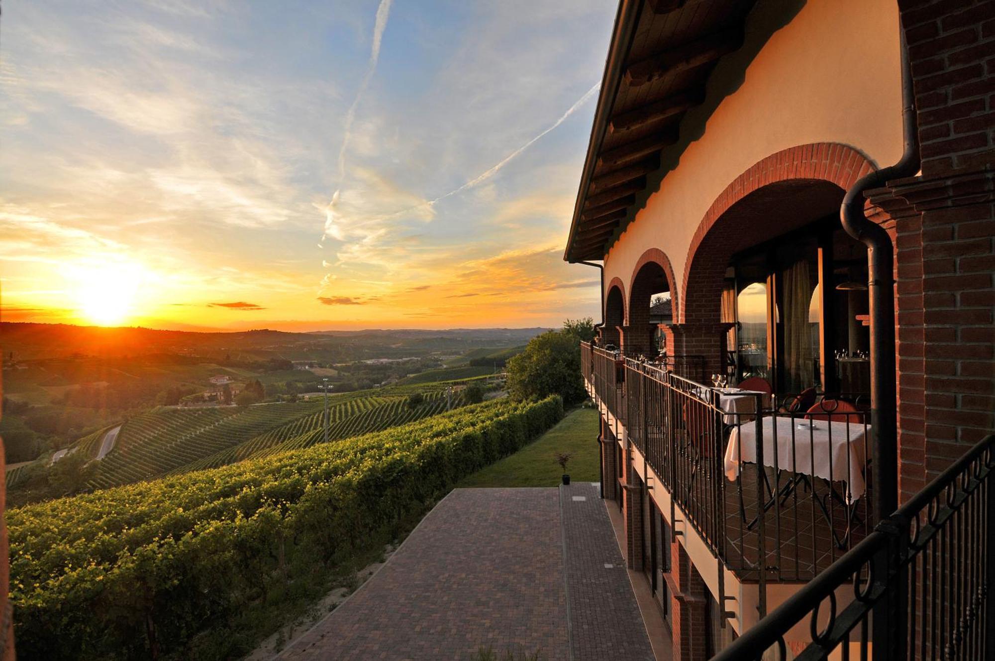 Tota Virginia Antico Podere Serralunga d'Alba Exterior foto